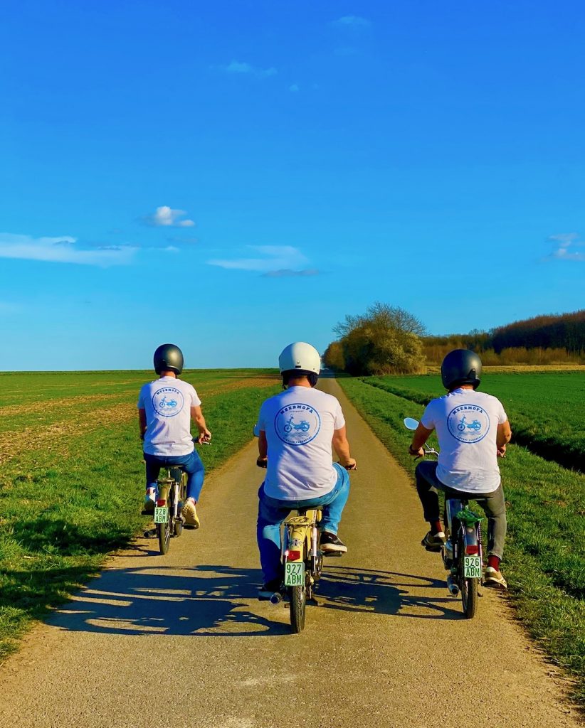Team Rückansicht mit T-shirts fahrend auf Mofas